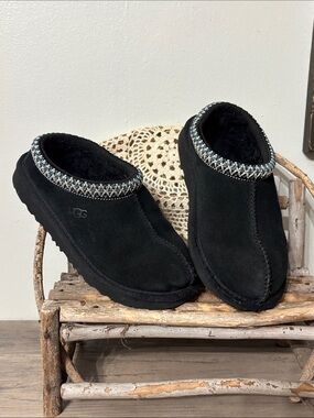 PRE OWNED KIDS SIZE 13 Tasman II UGG Black Suede Slip-On Shearling Mules